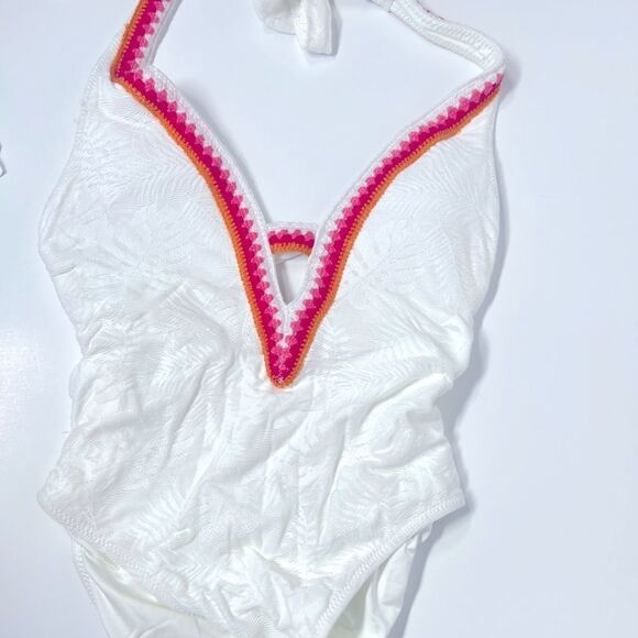 New Trina Turk WHITE Tulum Plunge
Malliot Halter One-Piece Swimsuit US 6 white - Picture 7 of 16